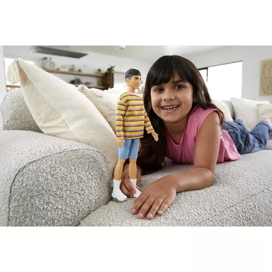 Papusa baiat Barbie Fashionistas cu pulover supradimensionat Papusa baiat Barbie Fashionistas cu pulover supradimensionat