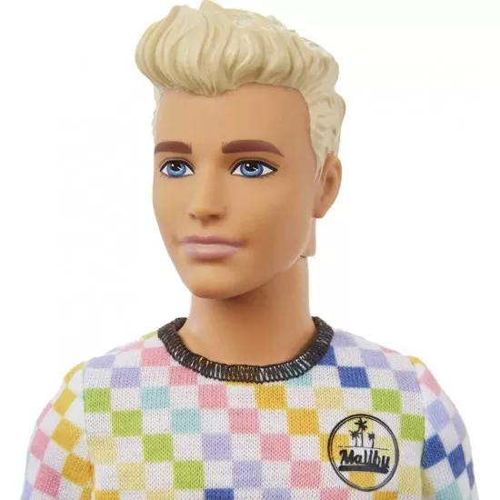Papusa baiat Barbie Fashionistas cu tinuta lejera de vara Papusa baiat Barbie Fashionistas cu tinuta lejera de vara