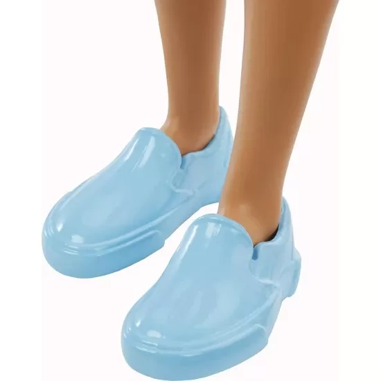 Papusa baiat Barbie Fashionistas cu tinuta lejera de vara Papusa baiat Barbie Fashionistas cu tinuta lejera de vara
