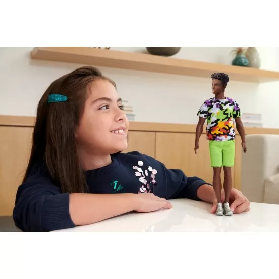 Papusa baiat Barbie Fashionistas Ken cu tinuta verde Papusa baiat Barbie Fashionistas Ken cu tinuta verde