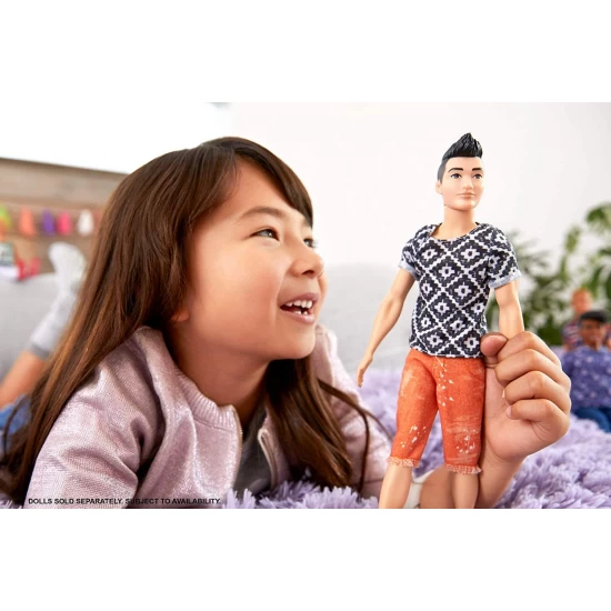 Papusa Ken Barbie Fashionistas cu tricou alb negru mozaic