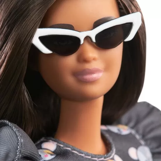 Papusa Barbie Fashionistas bruneta cu rochita gri Papusa Barbie Fashionistas bruneta cu rochita gri