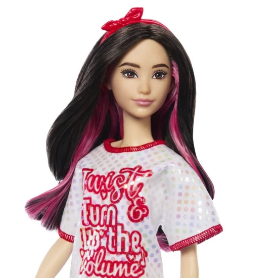 Papusa Barbie Fashionistas bruneta cu rochita sport Papusa Barbie Fashionistas bruneta cu rochita sport