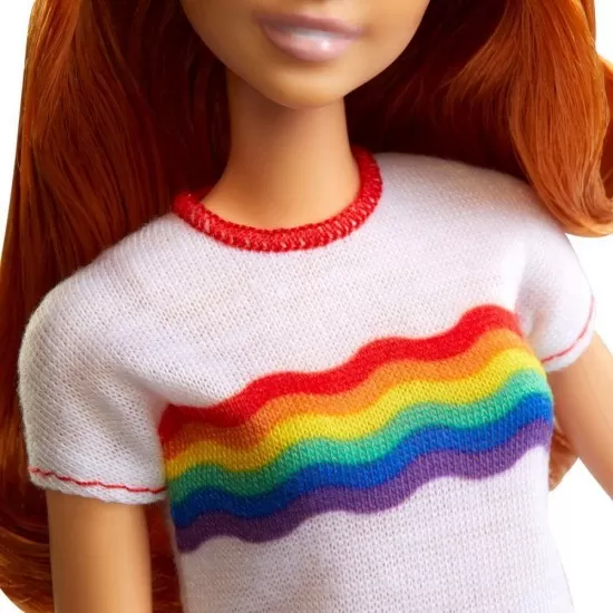 Papusa Barbie Fashionista cu fustita si tricou curcubeu Papusa Barbie Fashionista cu fustita si tricou curcubeu