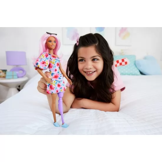 Papusa Barbie Fashionista cu par roz si picior protetic Papusa Barbie Fashionista cu par roz si picior protetic