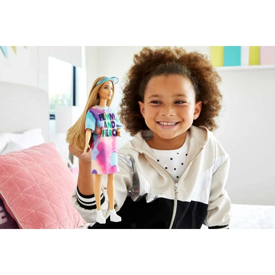 Papusa Barbie Fashionistas cu parul blond si rochita sport
