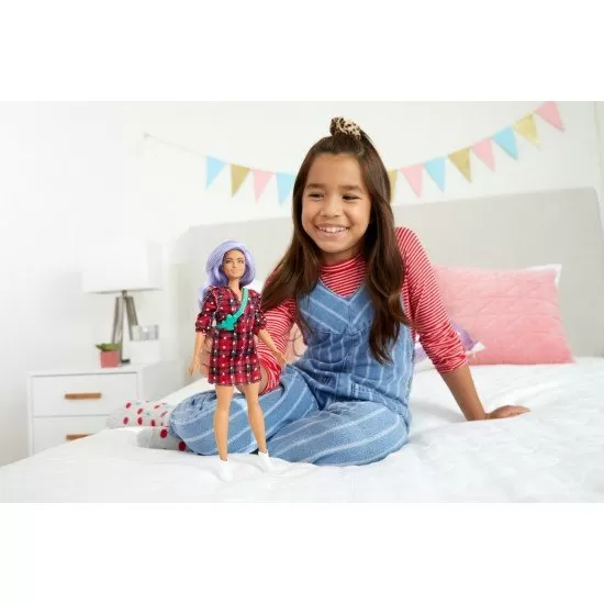Papusa Barbie Fashionistas cu parul mov si rochita cu stelute Papusa Barbie Fashionistas cu parul mov si rochita cu stelute