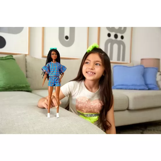 Papusa Barbie Fashionistas satena cu codite impletite si tinuta casual albastra Papusa Barbie Fashionistas satena cu codite impletite si tinuta casual albastra