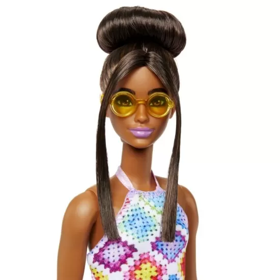 Papusa Barbie Fashionistas satena cu ochelari de soare galbeni Papusa Barbie Fashionistas satena cu ochelari de soare galbeni