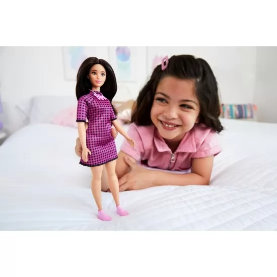Papusa Barbie Fashionistas satena cu rochie mov Papusa Barbie Fashionistas satena cu rochie mov