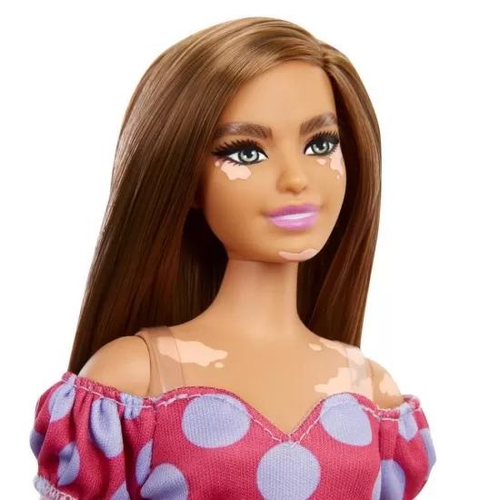 Papusa Barbie Fashionistas satena cu rochie roz cu buline