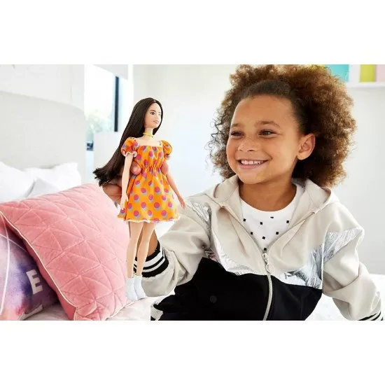 Papusa Barbie Fashionistas satena cu rochita portocalie cu buline Papusa Barbie Fashionistas satena cu rochita portocalie cu buline