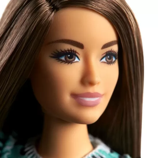 Papusa Barbie Fashionistas satena cu rochita verde Papusa Barbie Fashionistas satena cu rochita verde