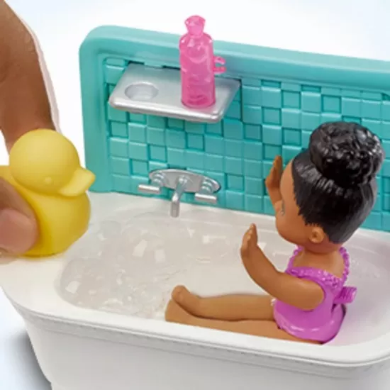 Set de joaca Barbie Babysitters - Papusa bruneta cu bebelus