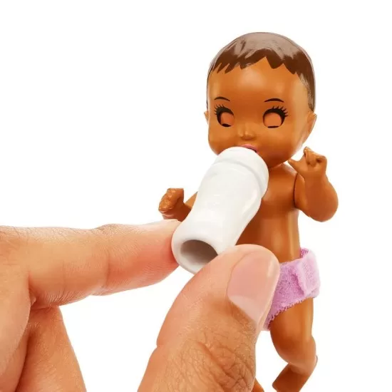 Papusa Barbie mamica bruneta cu bebelus