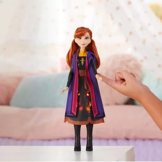 Papusa Anna cu rochita de toamna Frozen 2 Papusa Anna cu rochita de toamna Frozen 2