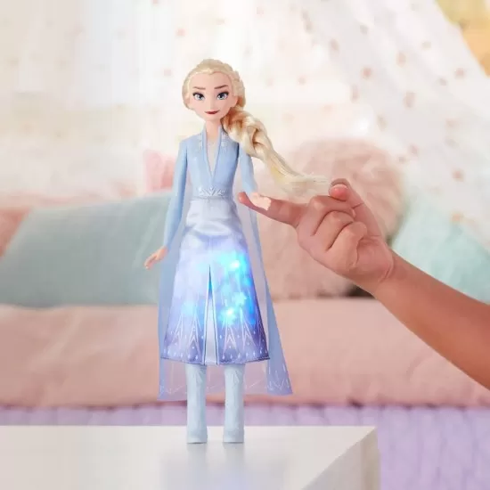 Papusa Elsa Frozen 2 cu rochita luminoasa Papusa Elsa Frozen 2 cu rochita luminoasa
