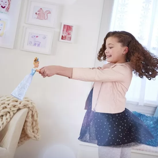 Papusa Printesa Stralucitoare Cenusareasa Papusa Printesa Stralucitoare Cenusareasa