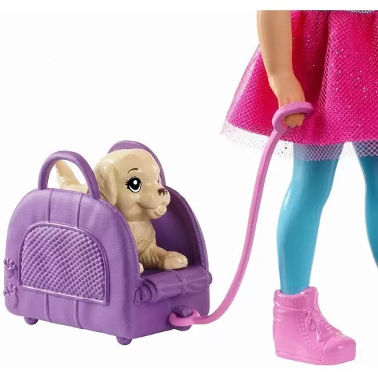 Papusa Chelsea Travel cu accesorii pentru calatorie Papusa Chelsea Travel cu accesorii pentru calatorie