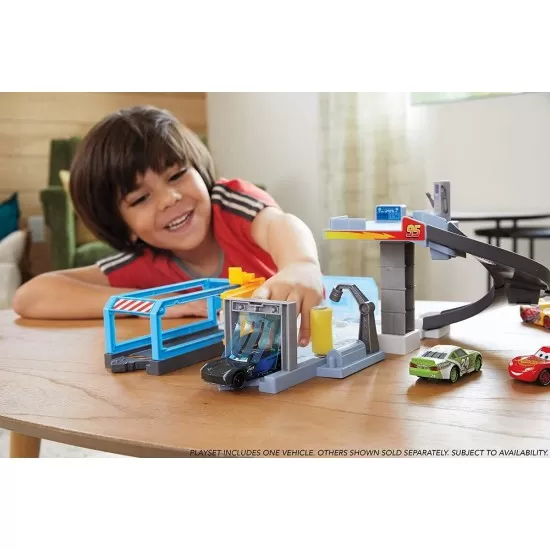 Set de joaca Cars - Centrul lui Rusteze Set de joaca Cars - Centrul lui Rusteze