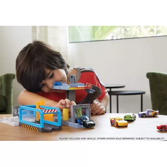 Set de joaca Cars - Centrul lui Rusteze Set de joaca Cars - Centrul lui Rusteze