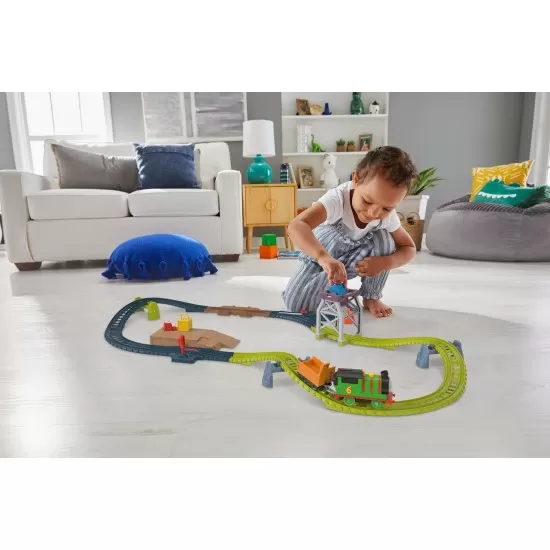 Set de joaca Thomas cu locomotiva Percy motorizata si accesorii Set de joaca Thomas cu locomotiva Percy motorizata si accesorii