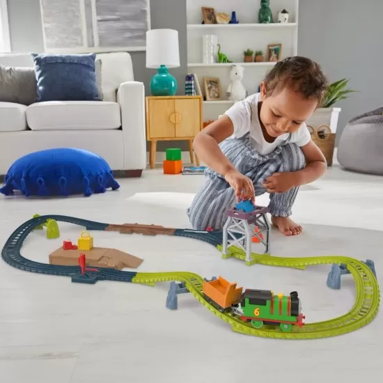 Set de joaca Thomas cu locomotiva Percy motorizata si accesorii Set de joaca Thomas cu locomotiva Percy motorizata si accesorii