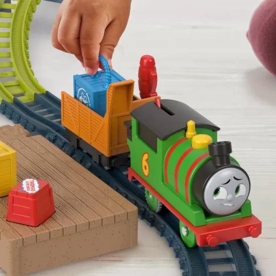 Set de joaca Thomas cu locomotiva Percy motorizata si accesorii Set de joaca Thomas cu locomotiva Percy motorizata si accesorii