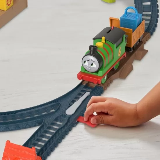 Set de joaca Thomas cu locomotiva Percy motorizata si accesorii Set de joaca Thomas cu locomotiva Percy motorizata si accesorii