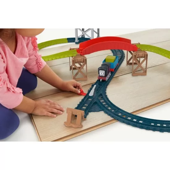 Set de joaca Thomas cu locomotiva Push Along Diesel si accesorii Set de joaca Thomas cu locomotiva Push Along Diesel si accesorii
