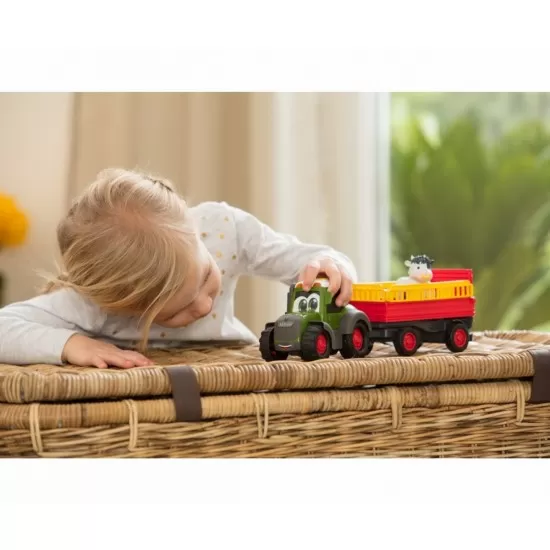 Tractoras cu remorca pentru animale cu figurina vacuta Tractoras cu remorca pentru animale cu figurina vacuta