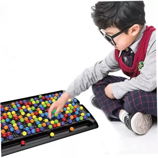 Joc de strategie cu 241 bile colorate 