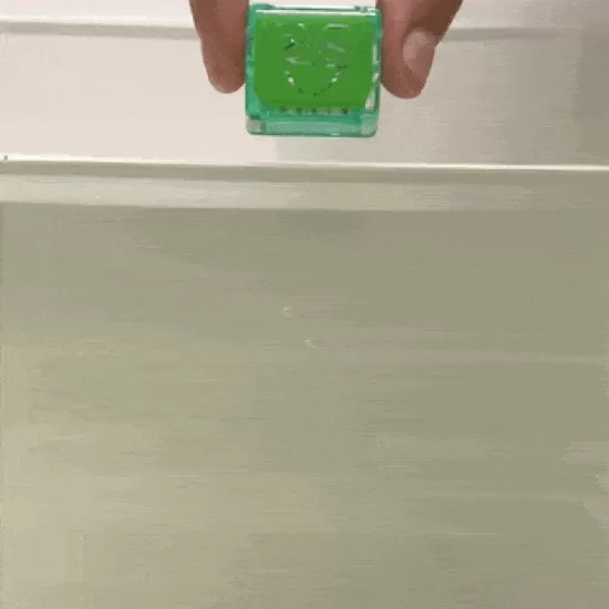 Jucarie senzoriala luminoasa pentru baie Pippa Glo Pal verde Jucarie senzoriala luminoasa pentru baie Pippa Glo Pal verde