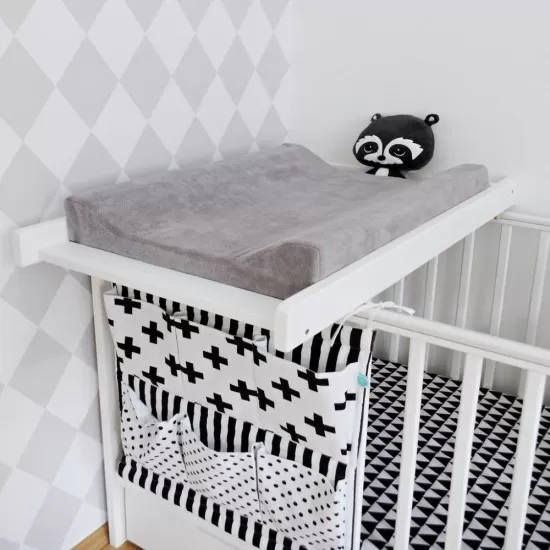 Masa de infasat din lemn, atasabila la patut bebe 120x60 si 140x70 cm, Alb, 86 x 51 x 7 cm, include saltea din spuma, husa detasabila bumbac, Woodies, 40 x 70 cm Masa de infasat din lemn, atasabila la patut bebe 120x60 si 140x70 cm, Alb, 86 x 51 x 7 cm, include saltea din spuma, husa detasabila bumbac, Woodies, 40 x 70 cm