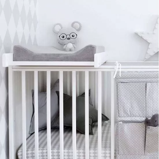 Masa de infasat din lemn, atasabila la patut bebe 120x60 si 140x70 cm, Alb, 86 x 51 x 7 cm, include saltea din spuma, husa detasabila bumbac, Woodies, 40 x 70 cm Masa de infasat din lemn, atasabila la patut bebe 120x60 si 140x70 cm, Alb, 86 x 51 x 7 cm, include saltea din spuma, husa detasabila bumbac, Woodies, 40 x 70 cm