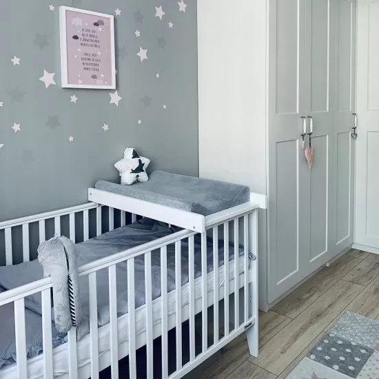 Masa de infasat din lemn, atasabila la patut bebe 120x60 si 140x70 cm, Alb, 86 x 51 x 7 cm, include saltea din spuma, husa detasabila bumbac, Woodies, 40 x 70 cm Masa de infasat din lemn, atasabila la patut bebe 120x60 si 140x70 cm, Alb, 86 x 51 x 7 cm, include saltea din spuma, husa detasabila bumbac, Woodies, 40 x 70 cm