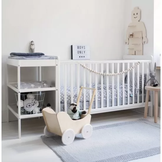 Masa infasat pentru bebelusi din lemn masiv Alb 76 x 44 x 86 cm cu 2 rafturi de depozitare si saltea din spuma Woodies 40 x 70 cm Masa infasat pentru bebelusi din lemn masiv Alb 76 x 44 x 86 cm cu 2 rafturi de depozitare si saltea din spuma Woodies 40 x 70 cm