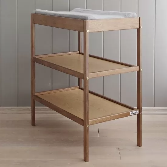 Masa infasat pentru bebelusi din lemn masiv Vintage 76 x 44 x 86 cm cu 2 rafturi depozitare si saltea din spuma cu husa detasabila Woodies 40 x 70 cm Masa infasat pentru bebelusi din lemn masiv Vintage 76 x 44 x 86 cm cu 2 rafturi depozitare si saltea din spuma cu husa detasabila Woodies 40 x 70 cm