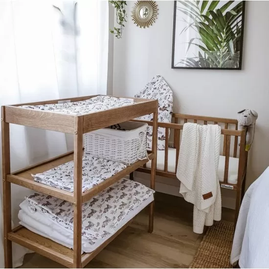 Masa infasat pentru bebelusi din lemn masiv Vintage 76 x 44 x 86 cm cu 2 rafturi depozitare si saltea din spuma cu husa detasabila Woodies 40 x 70 cm Masa infasat pentru bebelusi din lemn masiv Vintage 76 x 44 x 86 cm cu 2 rafturi depozitare si saltea din spuma cu husa detasabila Woodies 40 x 70 cm