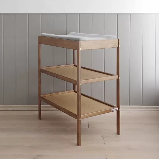 Masa infasat pentru bebelusi din lemn masiv Vintage 76 x 44 x 86 cm cu 2 rafturi depozitare si saltea din spuma cu husa detasabila Woodies 40 x 70 cm Masa infasat pentru bebelusi din lemn masiv Vintage 76 x 44 x 86 cm cu 2 rafturi depozitare si saltea din spuma cu husa detasabila Woodies 40 x 70 cm