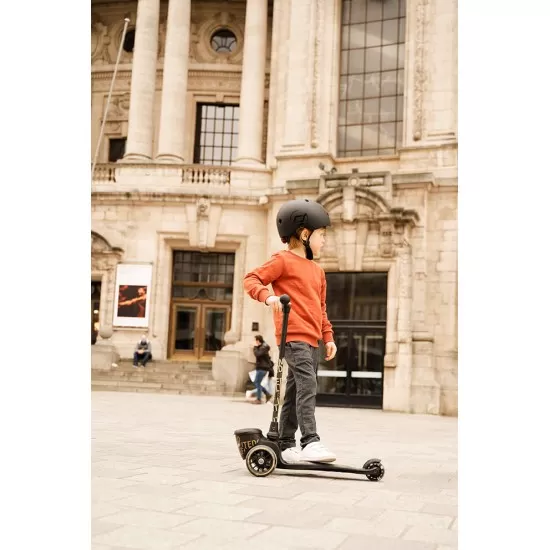 Pachet trotineta copii pliabila cu roti luminoase Highwaykick 2 Black Gold Limited Scoot Ride si casca S-M Pachet trotineta copii pliabila cu roti luminoase Highwaykick 2 Black Gold Limited Scoot Ride si casca S-M