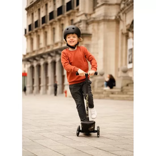 Pachet trotineta copii pliabila cu roti luminoase Highwaykick 2 Black Gold Limited Scoot Ride si casca S-M Pachet trotineta copii pliabila cu roti luminoase Highwaykick 2 Black Gold Limited Scoot Ride si casca S-M