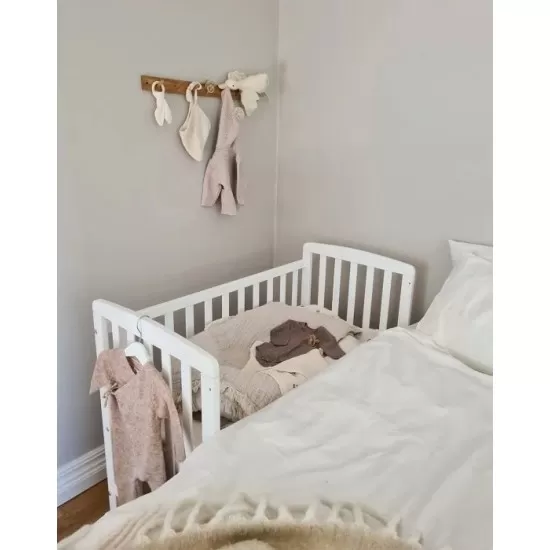 Patut bebe din lemn masiv, laterala culisabila si inaltime reglabila a saltelei, bedside Alice Alb, 100x50 cm Patut bebe din lemn masiv, laterala culisabila si inaltime reglabila a saltelei, bedside Alice Alb, 100x50 cm