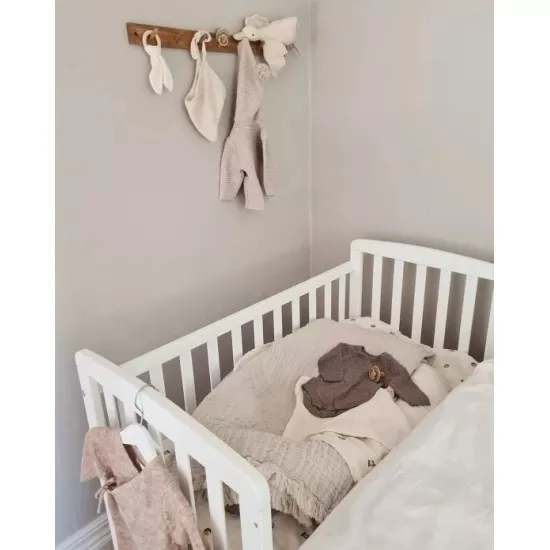 Patut bebe din lemn masiv, laterala culisabila si inaltime reglabila a saltelei, bedside Alice Alb, 100x50 cm Patut bebe din lemn masiv, laterala culisabila si inaltime reglabila a saltelei, bedside Alice Alb, 100x50 cm