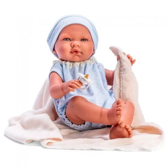 Bebelus Pablo cu costumas albastru si paturica bej 43 cm Bebelus Pablo cu costumas albastru si paturica bej 43 cm