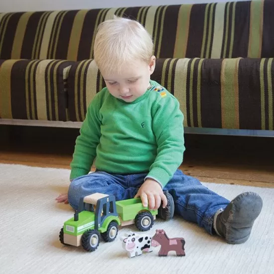 Tractor cu trailer si animale din lemn Tractor cu trailer si animale din lemn