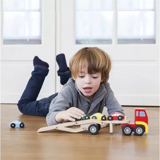 Transportor masini din lemn cu 4 masinute New Classic Toys Transportor masini din lemn cu 4 masinute New Classic Toys