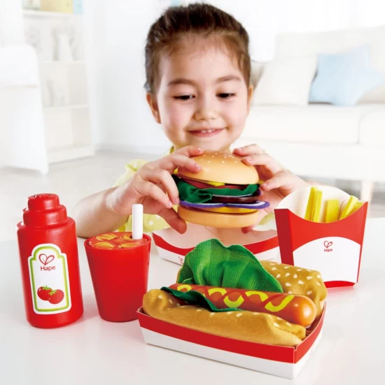 Set de joaca Fast-food din lemn Hape 27 piese Set de joaca Fast-food din lemn Hape 27 piese