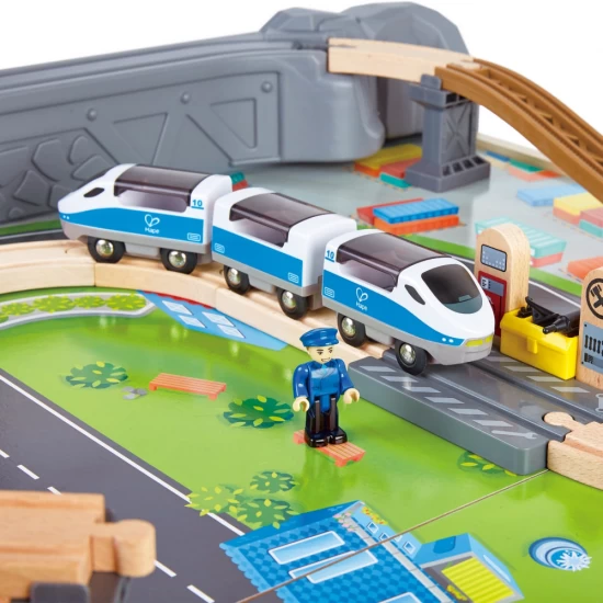 Set trenulet din lemn cu masa de joaca si locomotiva motorizata Hape 70 piese