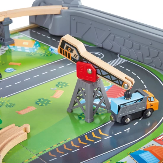 Set trenulet din lemn cu masa de joaca si locomotiva motorizata Hape 70 piese